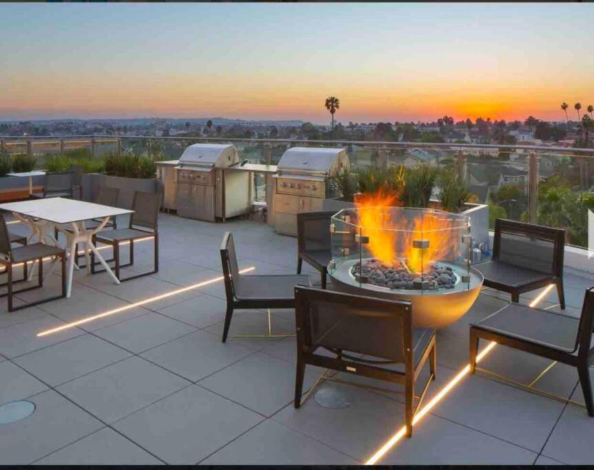 Relax On Wilshire With A View Apartment Лос Анджелис Екстериор снимка